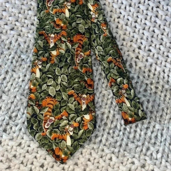Walt Disney World 100% silk Tigger Tie - Picture 2 of 6